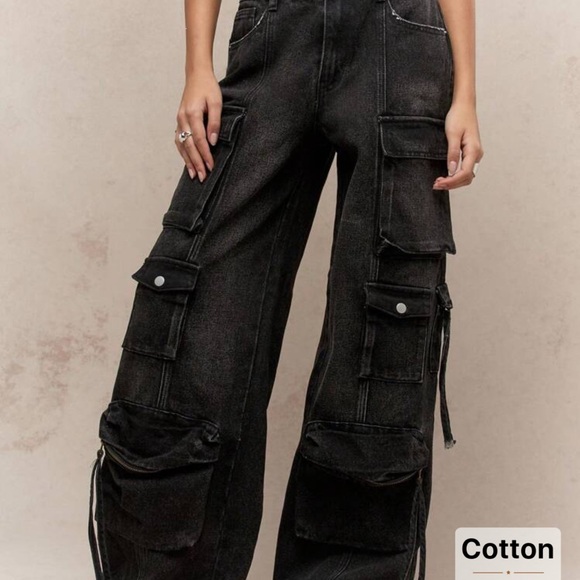 NWOT Missguided Black Cargo Pants SIZE 26 - Picture 3 of 3